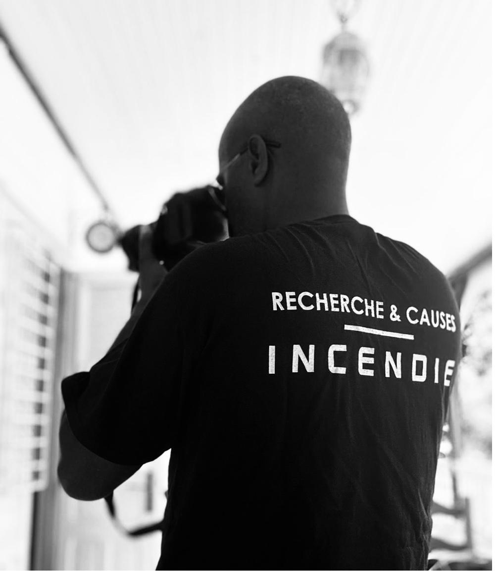 Technicien RCCI en relevé photographique sur scène d'Incendie — FireLab Pyrénées